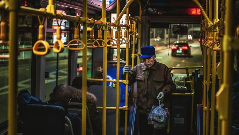 老年人早晚高峰出行,该被限制吗?